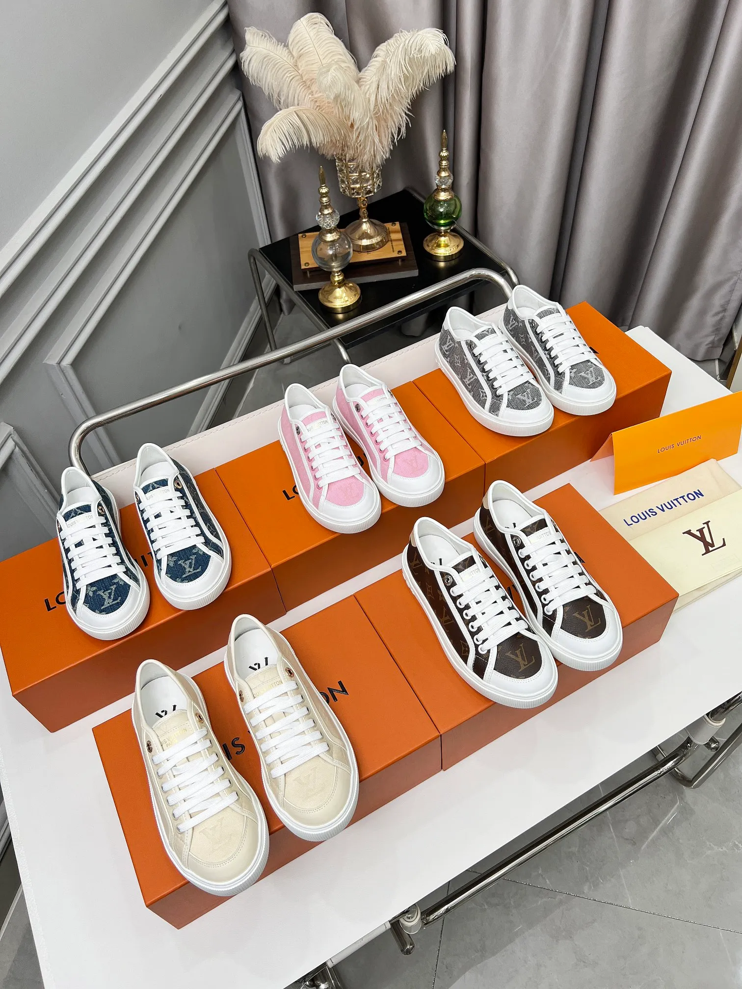 👟👟Ex-factory price 440👟👟 New arrival🆕 The hottest early spring model is coming. LV Lagoon sneakers are made of Monogram denim, injecting a retro flavor into the classic design. Leather trimmings pop out with the Louis Vuitton logo, while stenciled eyelets, trim and laces add to the refined details, and a rubber outsole embellished with Monogram flowers completes the look. Code number: 35~41, multiple colors available! Oil edges + TPU outsole + drawer box packaging